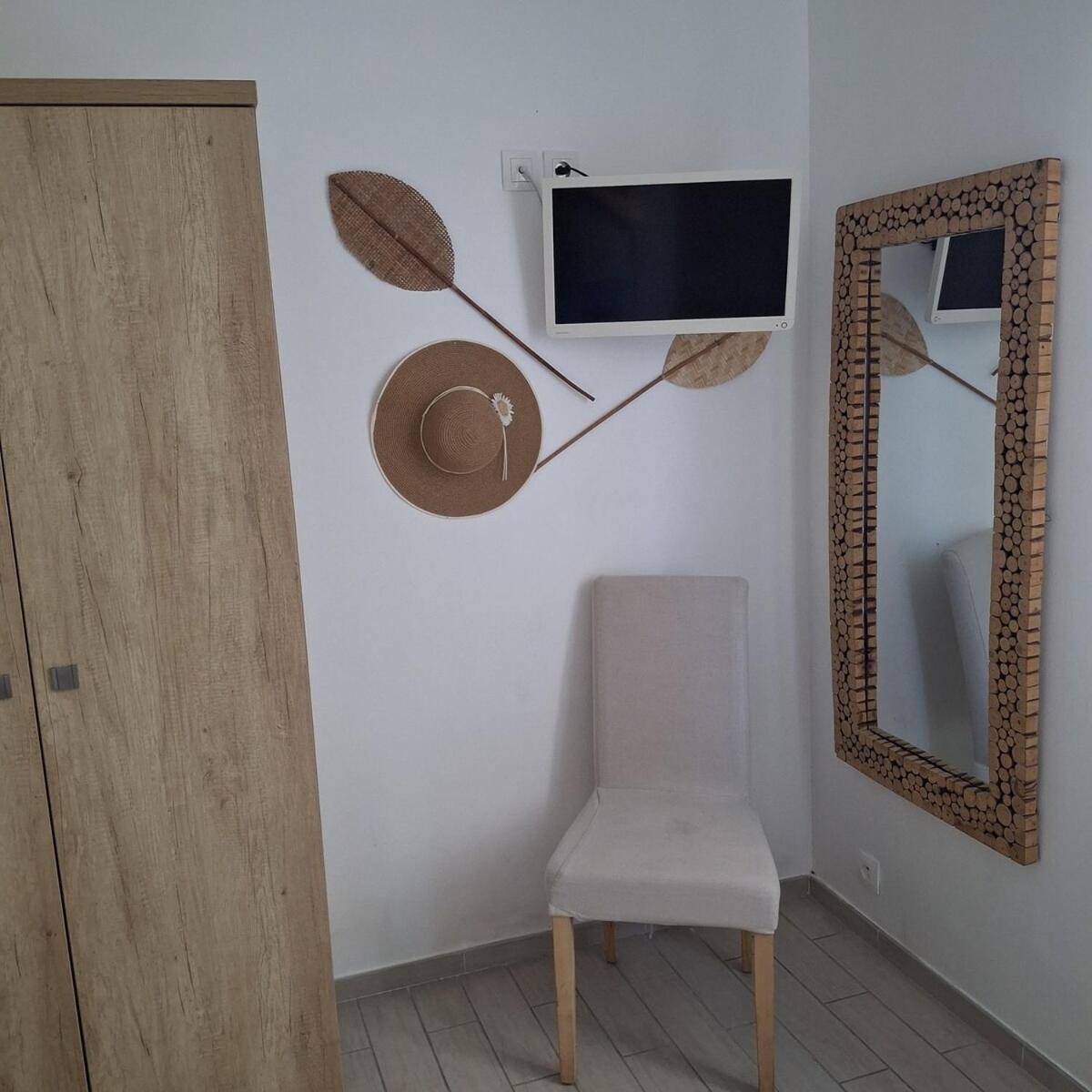 Mistral Appartements Port-Saint-Louis-du-Rhône Exteriör bild